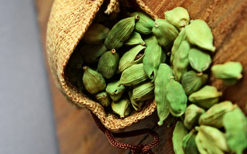 7-reasons-why-one-should-consume-cardamom-water