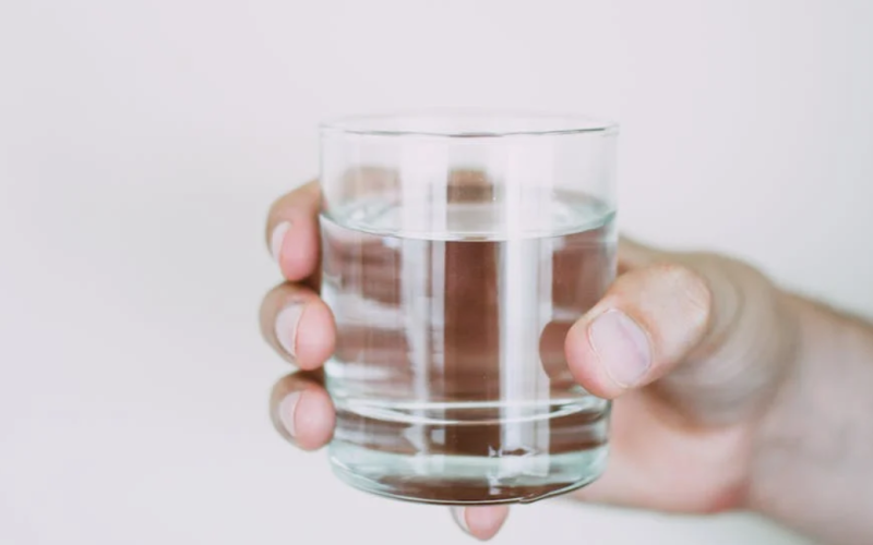 7 Benefits of Drinking Two Glasses of Water on an Empty Stomach