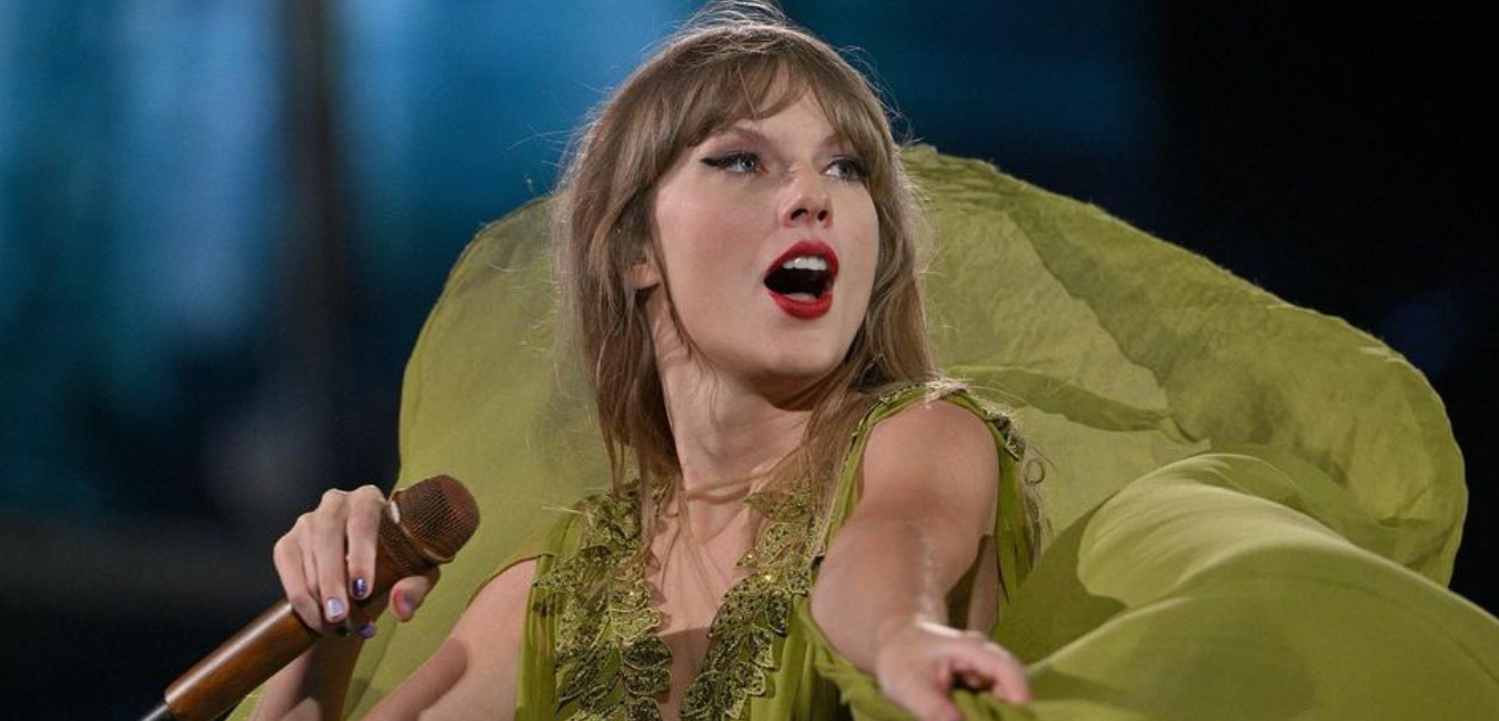 Taylor Swift Takes Over The Golden Globes Red Carpet With Her Green Sequined Dress